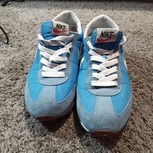 Nike tennis shoes size 9 blue